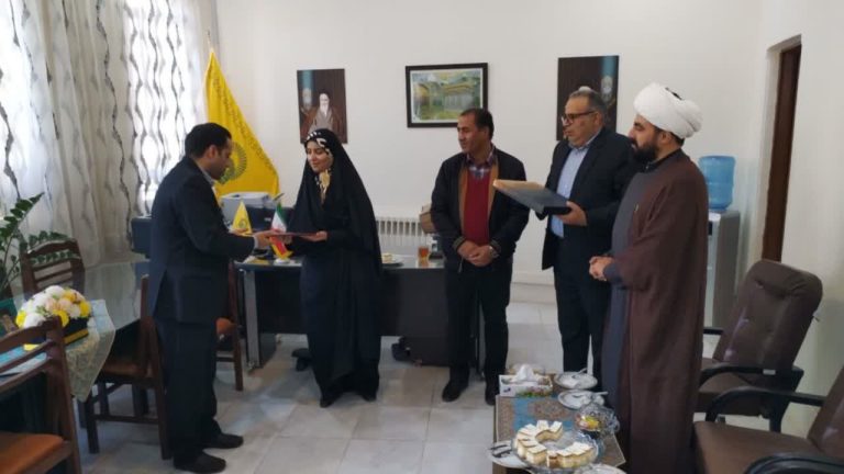 به مناسبت هفته کتاب و کتابخوانی از رئیس فرهنگسرای بزرگ امام رضا توسط مدیران منطقه ویژه اقتصادی سرخس  تقدیر به عمل آمد